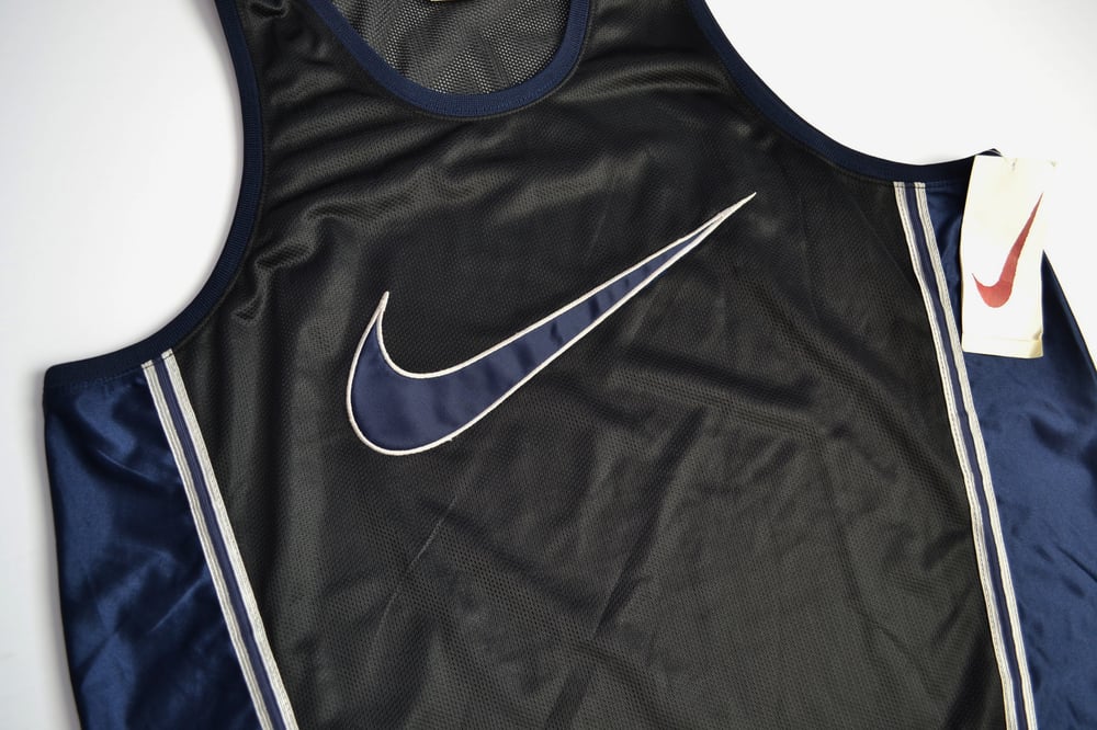 Vintage 1990 s Nike Air Big Swoosh Basketball Jersey Sz.XL Sole
